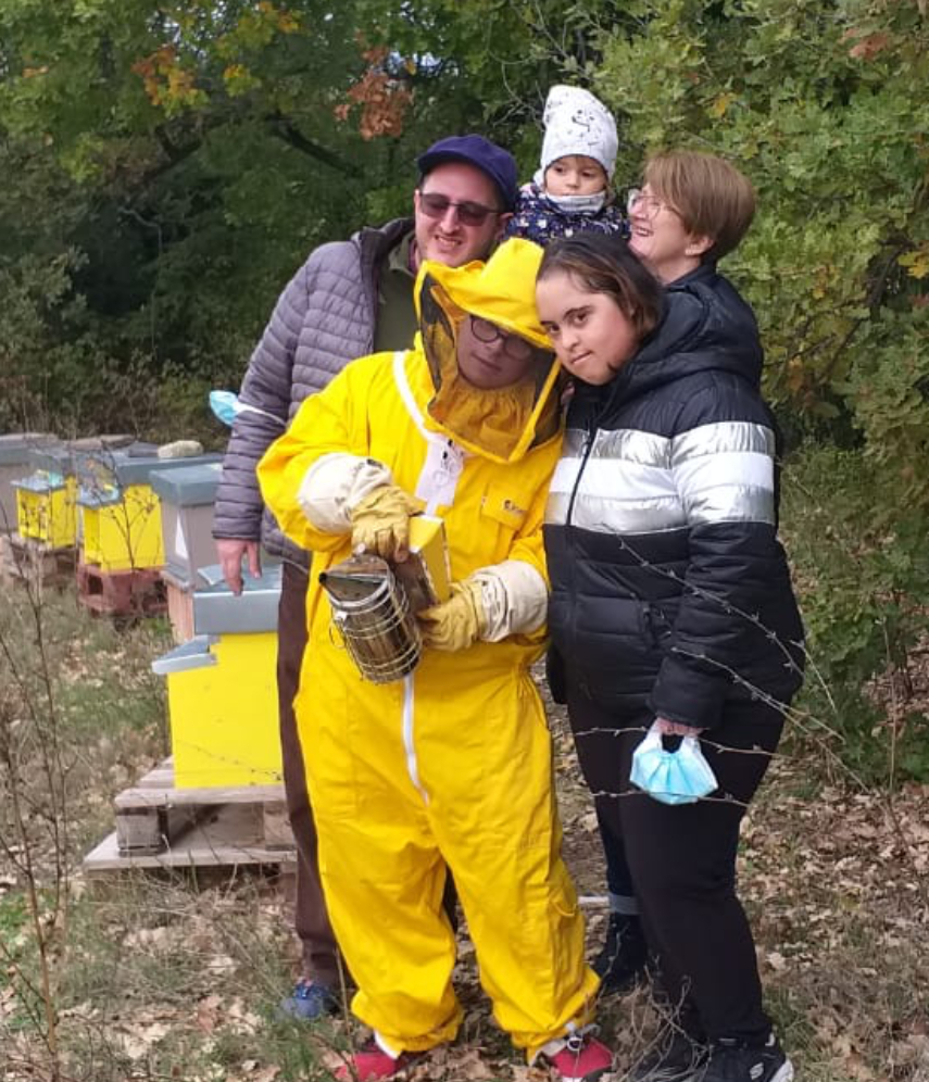 Anffas-adotta-arnia-22-apicoltori Adotta un'arnia con Anffas Sibillini